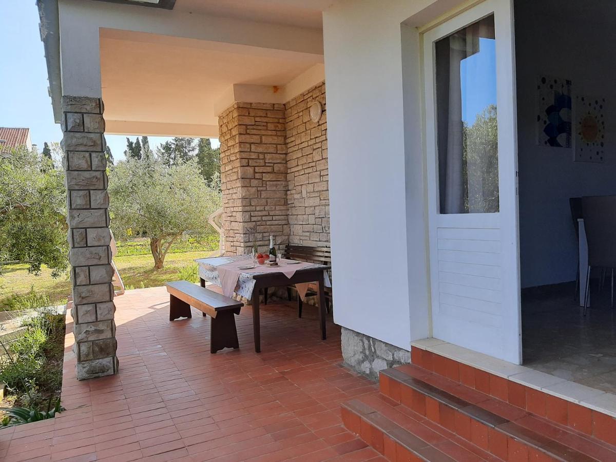 Apartamento Family House Rebeka Ugljan Exterior foto