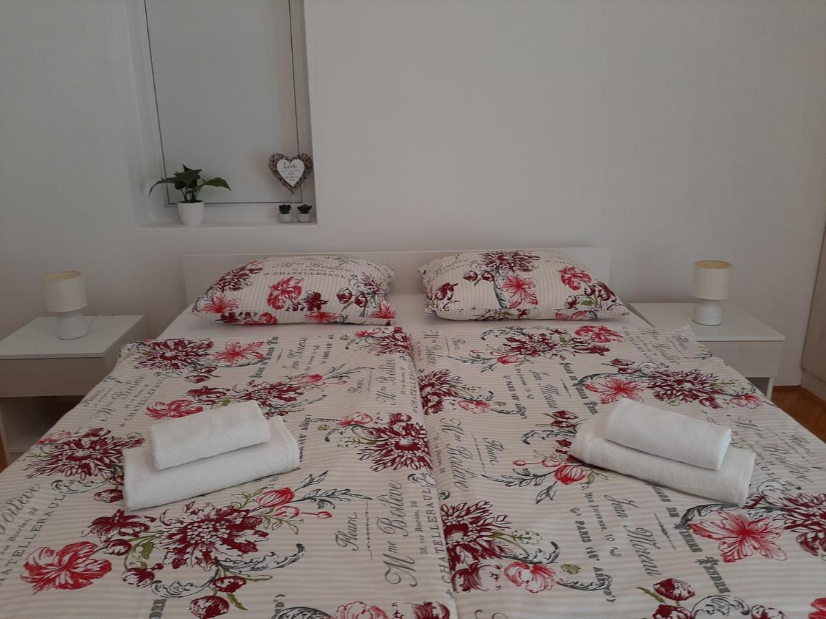 Apartamento Family House Rebeka Ugljan Exterior foto