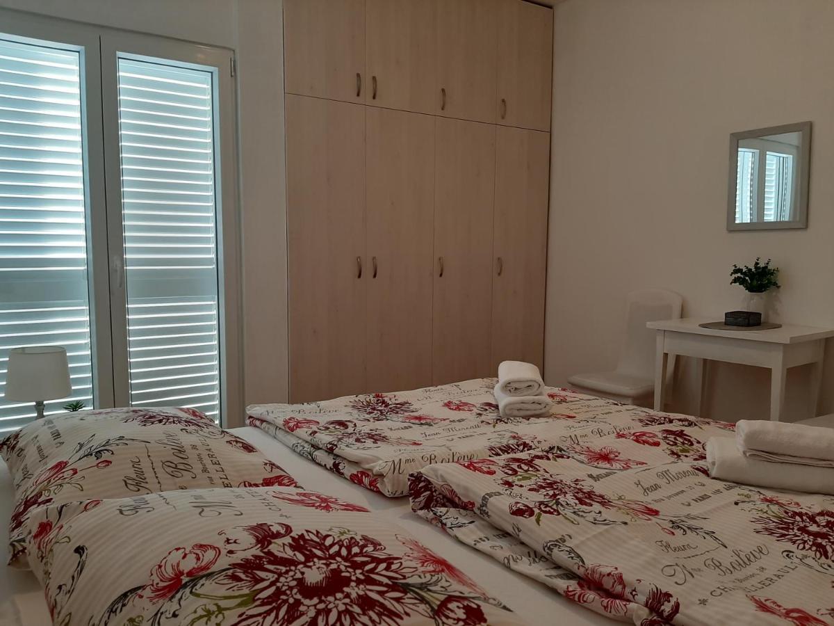 Apartamento Family House Rebeka Ugljan Exterior foto
