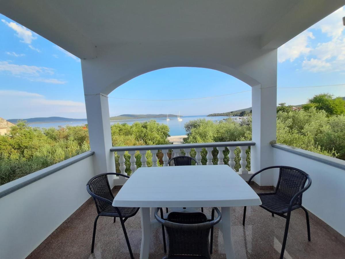 Apartamento Family House Rebeka Ugljan Exterior foto