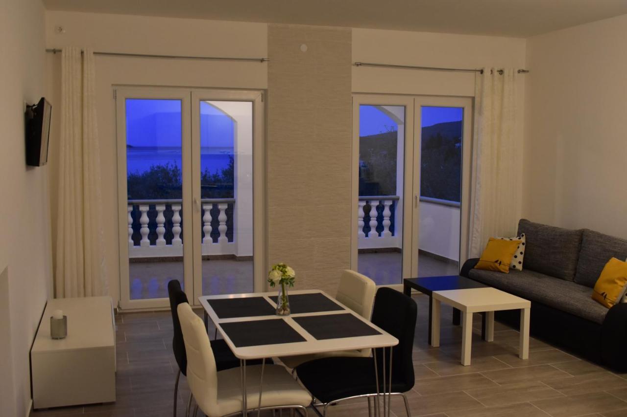 Apartamento Family House Rebeka Ugljan Exterior foto