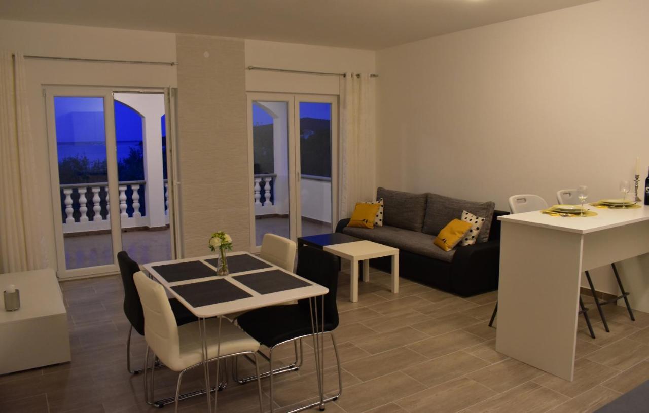 Apartamento Family House Rebeka Ugljan Exterior foto