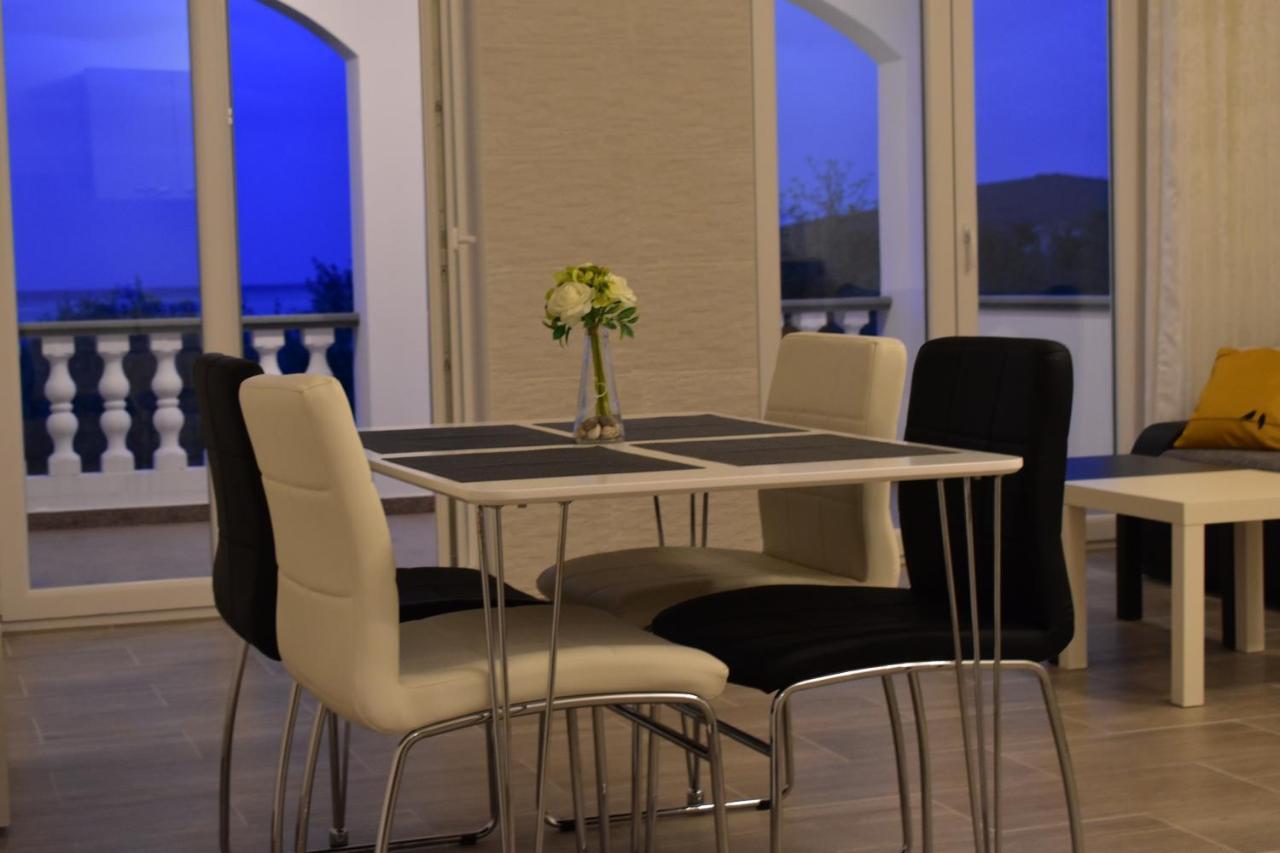 Apartamento Family House Rebeka Ugljan Exterior foto