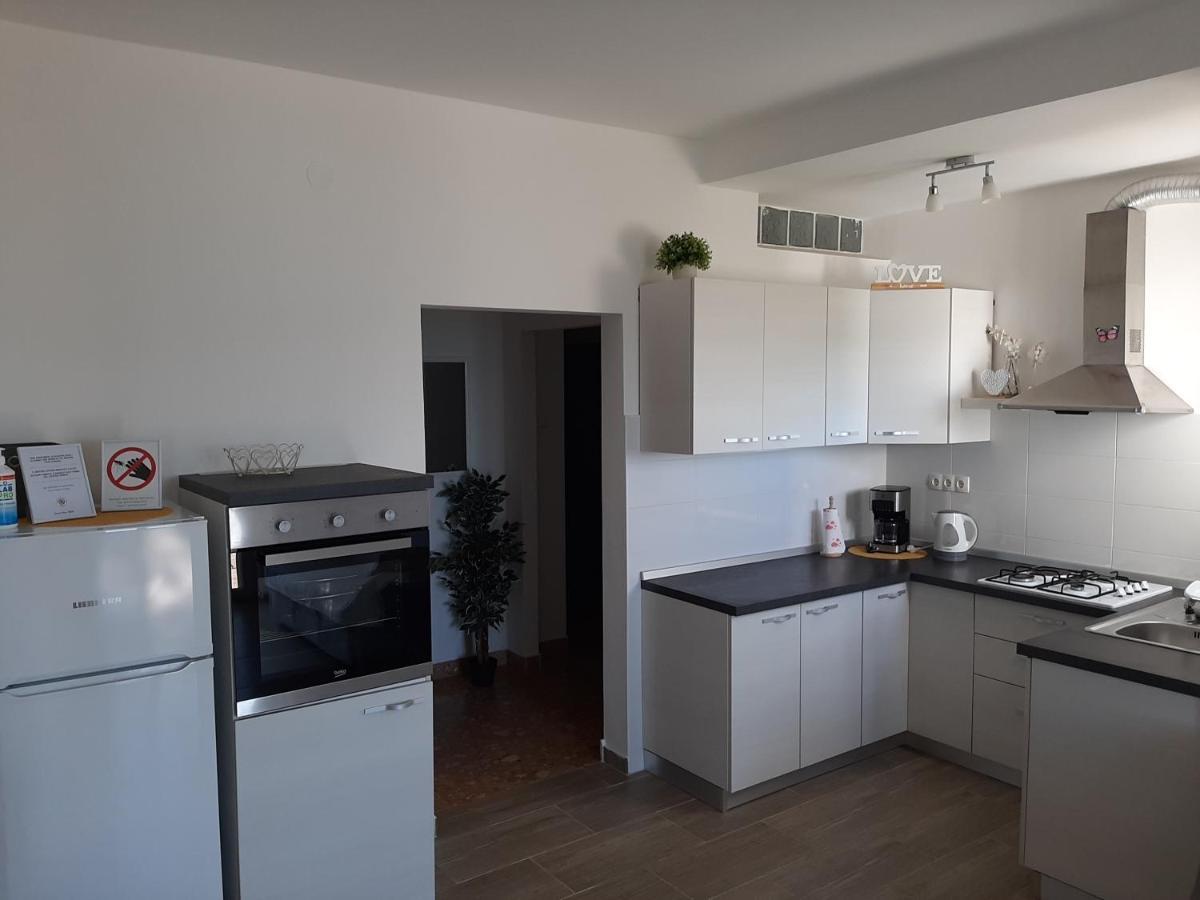 Apartamento Family House Rebeka Ugljan Exterior foto