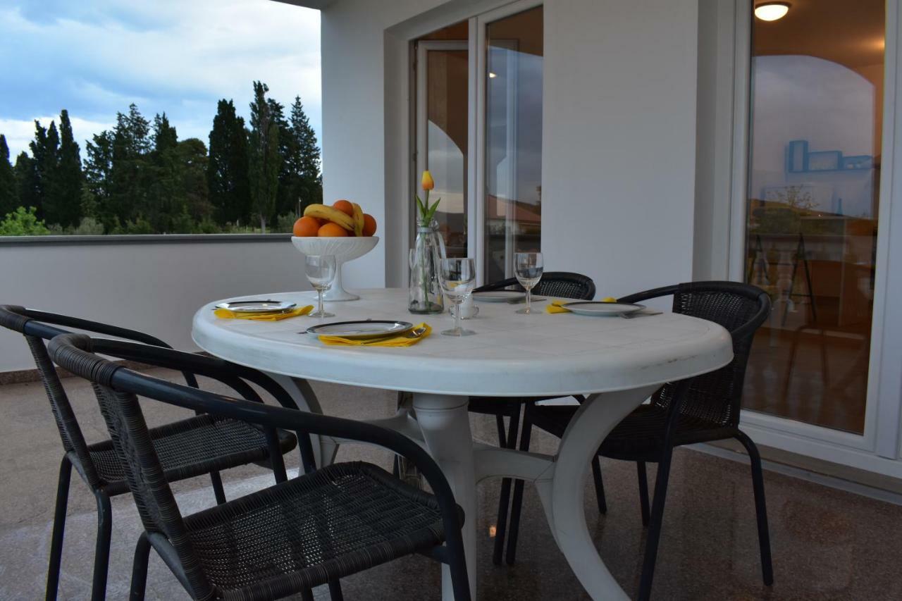 Apartamento Family House Rebeka Ugljan Exterior foto