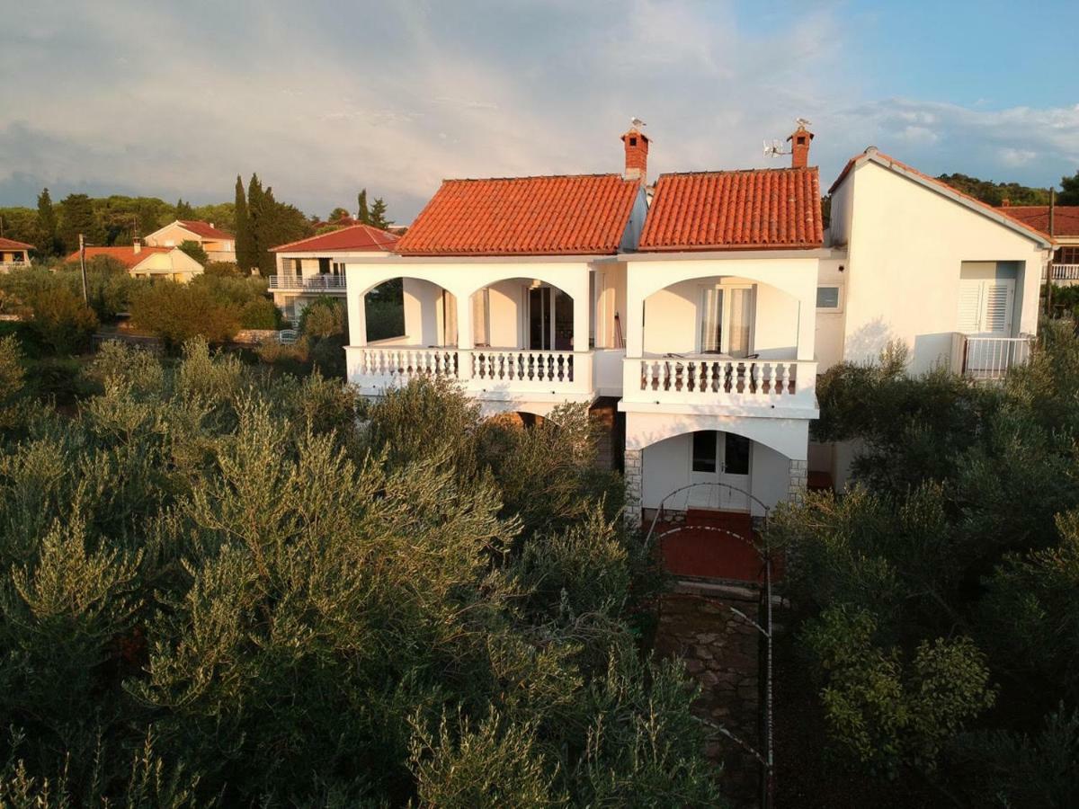 Apartamento Family House Rebeka Ugljan Exterior foto